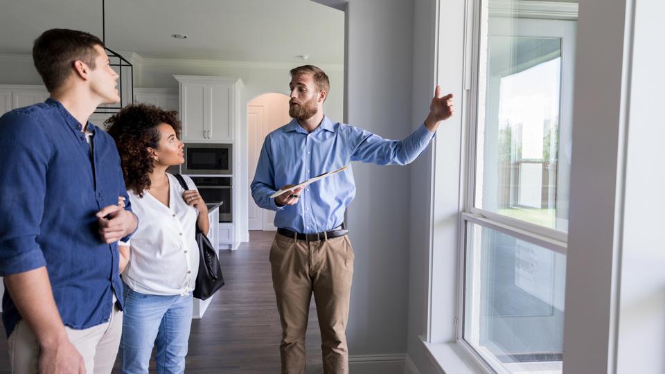 What Does a Realtor Do for Buyers? Key Services Explained